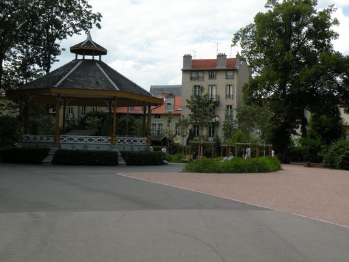  kiosque et immeuble en bordure du parc Sainte-Marie